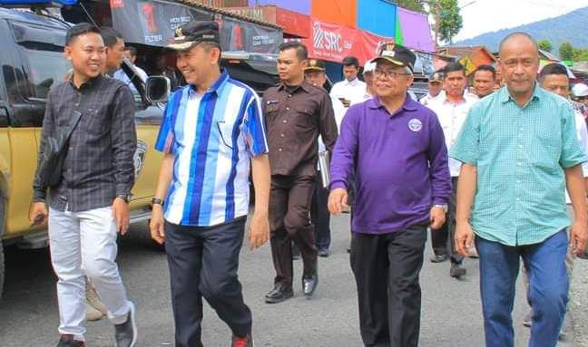 Bupati Kerinci Adi Rozal bersama Wabup Ami Taher meninjau lokasi star di Kayu Aro. 
