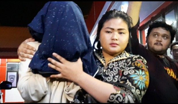 Seorang wanita yang diamankan saat penggerebekan kasus prostitusi online di Batu yang diduga melibatkan artis/public figure.