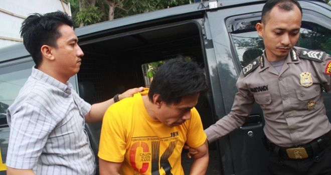 Ryanto alias Yanto saat diamankan unit Reskrim Polsek Jelutung.
