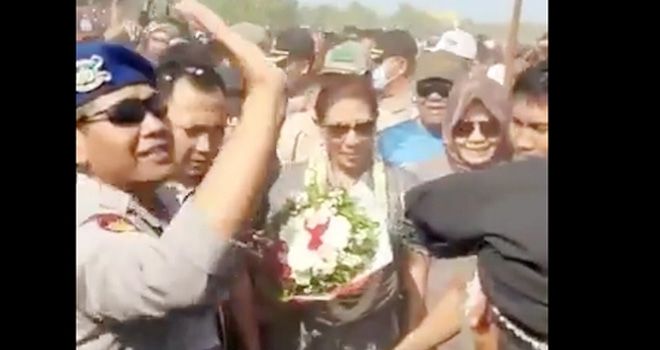 Susi Pudjiastuti pulang kampung disambut ribuan warga Pangandaran.
