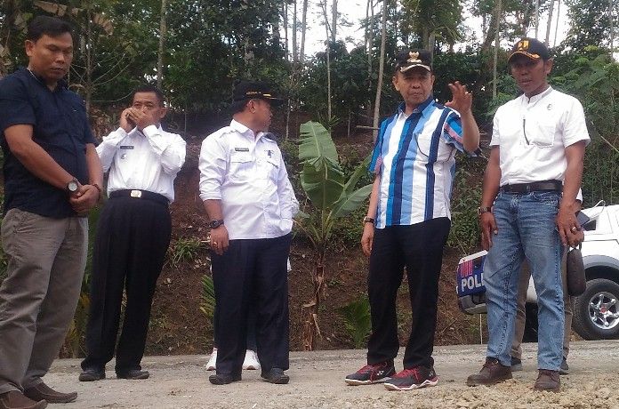 Bupati Kerinci Adi Rozal saat meninjau salah satu jalan yang akan dipakai untuk Tour de Singkarak (TdS) di Kerinci kemarin (25/10).