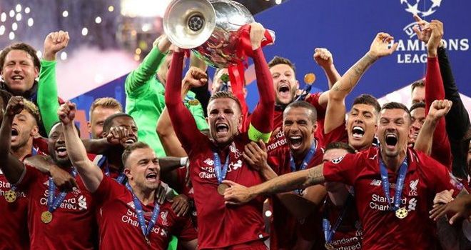 Para pemain Liverpool merayakan juara Liga Champions musim lalu setelah mengalahkan Tottenham Hotspur.

 