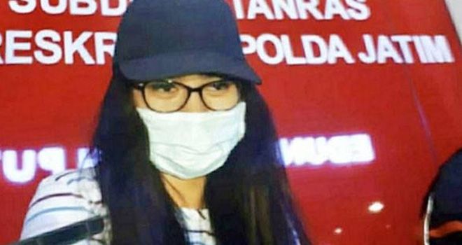 Mantan finalis Puteri Pariwisata Indonesia, PA saat memberi keterangan kepada wartawan di Mapolda Jatim, Surabaya. 
