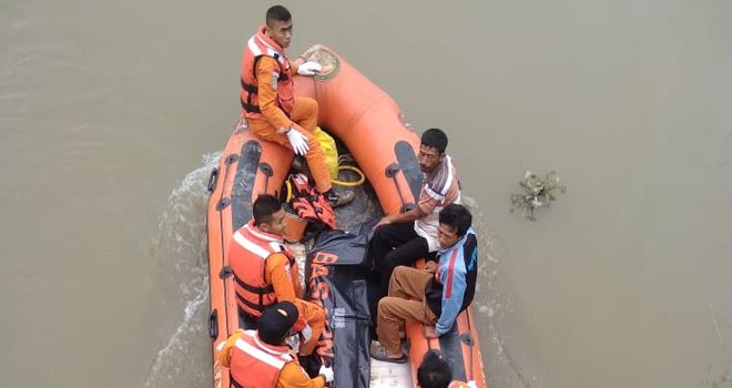 Tim Basarnas, Destana dan masyarakat yang ikut melakukan pencarian.