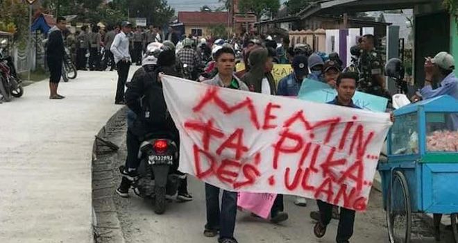 Pemuda Desa Simpang Tiga, Kecamatan Hamparan Rawang, Kota Sungai Penuh, menolak hasil Pilkades di Kantor Camat Hamparan Rawang, Kota Sungai Penuh, pada Senin (28/10).
