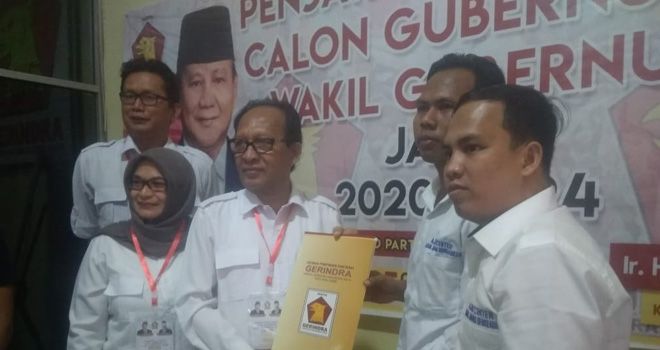 AJB mengutus timnya untuk mengambil formulir penjaringan Gerindra,Senin (28/10).

