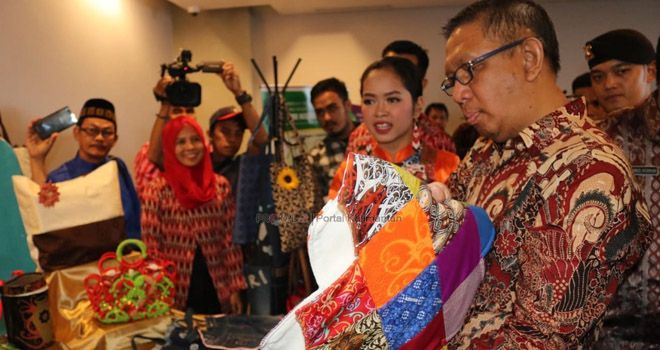 Gubernur Kalbar, Sutarmidji melihat hasil produksi para pelajar SMK se-Kalbar saat kegiatan peluncuran peta jalan revitaliasi SMK Kalbar 2019-2024, Kamis (24/10). 