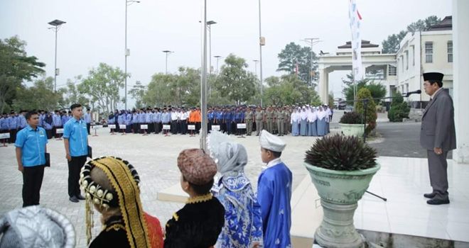 Bertindak sebagai inspektur upacara, Wali Kota Sungaipenuh, H. Asafri Jaya Bakri (AJB). 