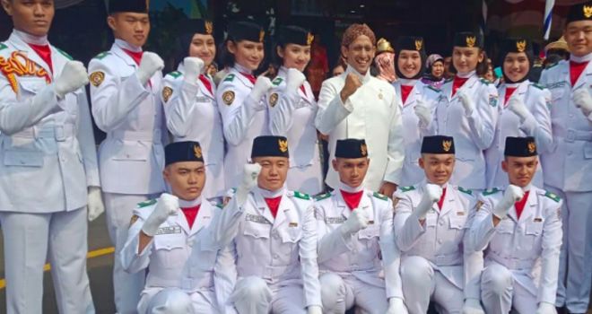 Mendikbud Nadiem Makarim bersama para paskibraka. 