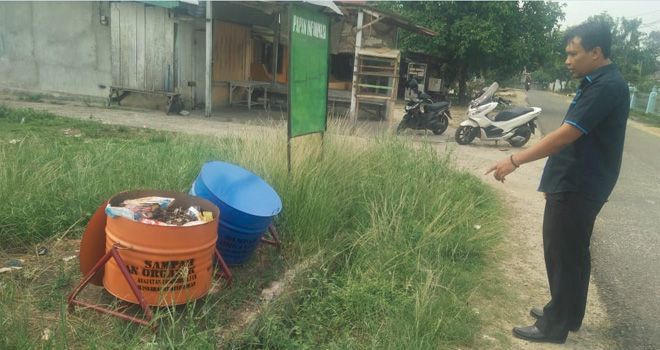 Rahamdi, Ketua RT setempat mengatakan sampah tersebut sudah dua pekan terakhir tidak diangkat. 