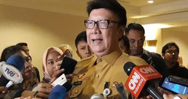 MENPAN RB Tjahjo Kumolo saat diwawancarai awak media.