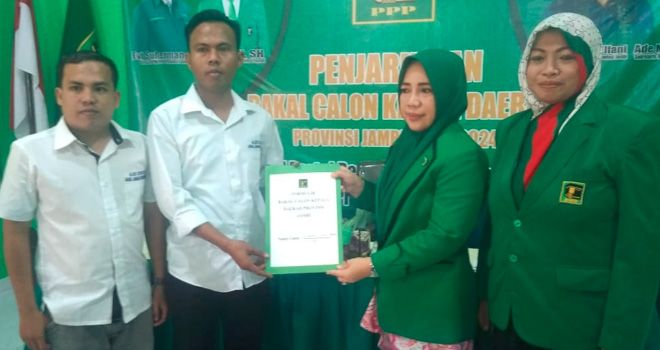 Orang nomor satu di Sungai Penuh ini diwakil oleh tim pemenangannya yang dikomandoi Rully Arizal, mengambil formulir pendaftaran sebagai calon Wakil Gubernur.