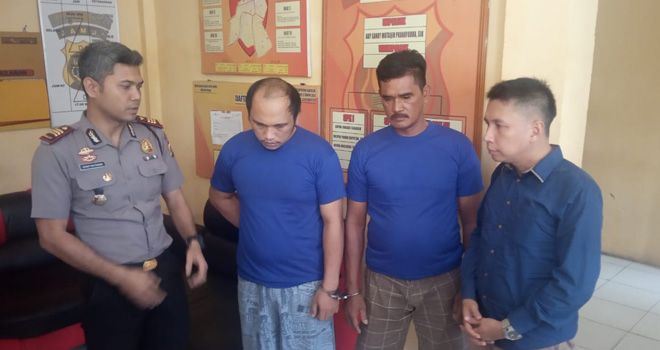 Dua pelaku pencurian dengan modus bongkar rumah yang melibatkan dua orang penjual tekwan saat diamankan Polisi.


