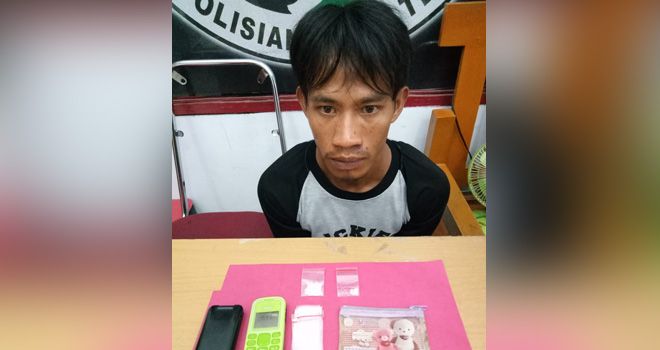 Sutriman pemasok sabu dalam lapas Tebo ditangkap Satres Narkoba Polres Tebo saat akan mengantarkan sabu ke lapas melalui perantara petugas lapas.

