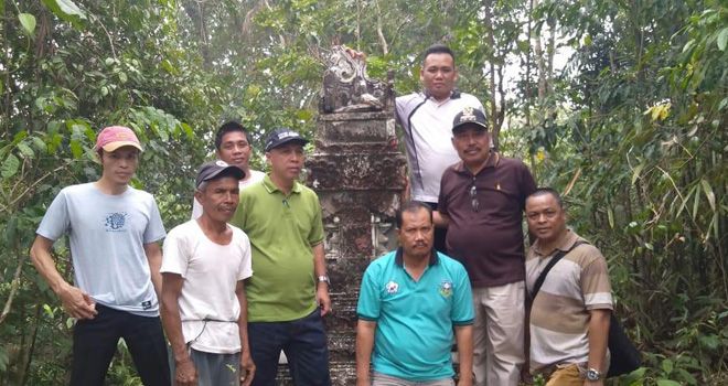 Kadisdikbud Sarolangun, Helmi, saat melihat langsung Pura Hindu yang menjadi temuan warga Limun.