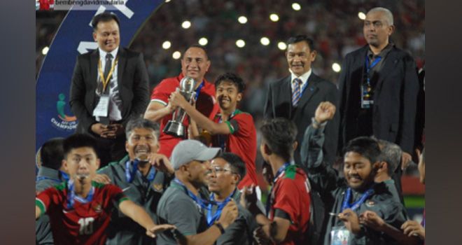 David Maulana Saat memengan Trofi AFF U-16.