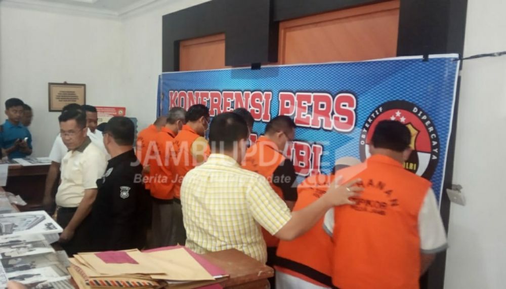7 Tersangka Kasus Korupsi Proyek Asrama Haji Jambi yang Dilimpahkan ke Kejati.
