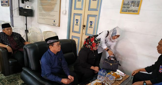 Gubernur Jambi Fachrori Umar (FU), Kandidat pentaha ini datang dengan dampingi tim pemenangan. Ia juga menggandeng istri tercinta, Rahima Fachrori. 