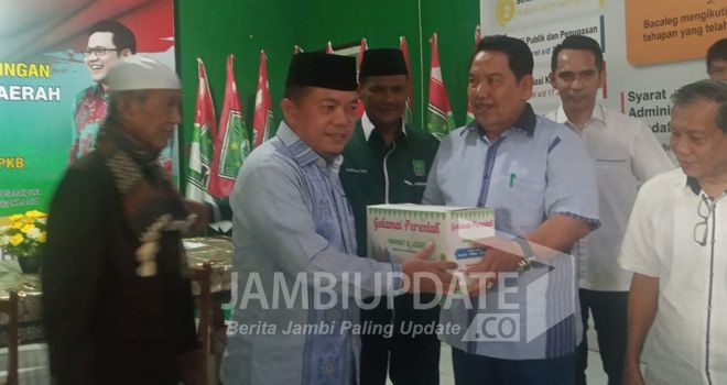 Bupati Merangin Al Haris  ketika mengembalikan berkas formulir penjaringan di Sekretariat DPW PKB Provinsi Jambi, Rabu (30/10).