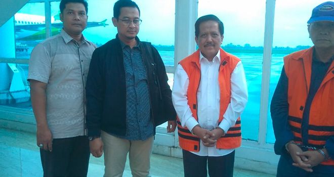Dua dari tiga tersangka Komisi Pemberantasan Korupsi (KPK) yang akan di limpahkan ke Pengadilan Tipikor Jambi tuba di Bandara Sultan Thaha Saifuddin Jambi, Rabu (30/10) sekitar pukul 12.15 wib.