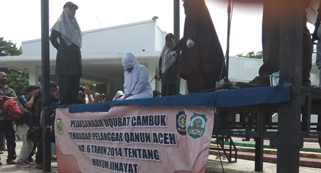 Oknum MPU dan pasangannya dihukum cambuk.