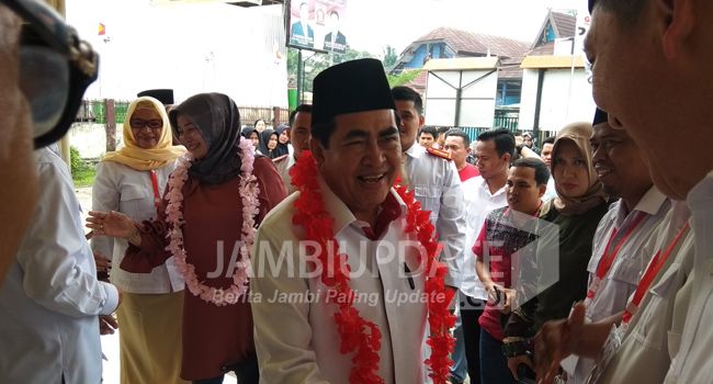 AJB yang didampingi oleh Istrinya Emi Zola dan kedua anaknya Ezzaty dan Fikar Azami seperti disambut secara istimewa oleh partai besutan Prabowo Subianto ini, Kamis (31/10).