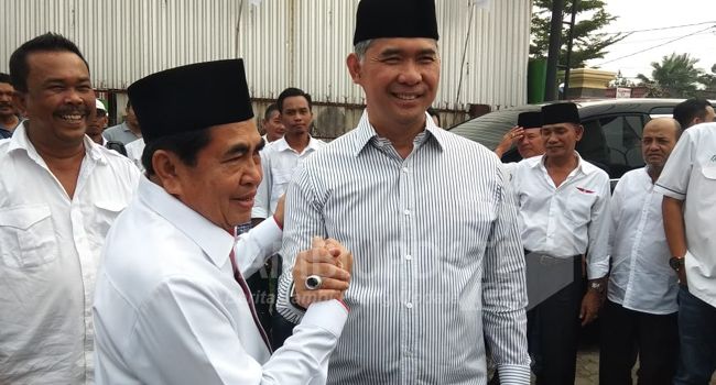 AJB pun langsung menghampiri Sy Fasha untuk bersalaman, bahkan salam komando.