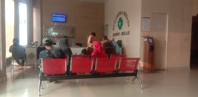 RS Kartika Husada masih menahan bayi hingga orang tuanya menyelesaikan biaya administrasi.