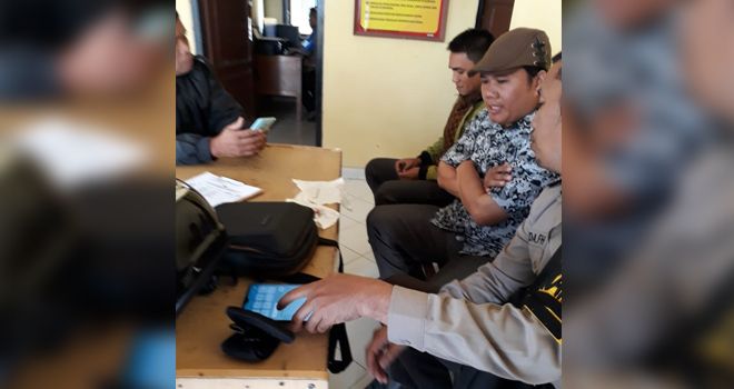 Ketua KPU saat melapor ke Polsek.