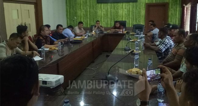 Masyarakat Bathin V dan lembaga Himpunan Masyarakat Putera Bathin V (Himpabal), melakukan pertemuan mediasi dengan PT. APTP , Kamis (31/10) diruang pola kantor Bupati Sarolangun.