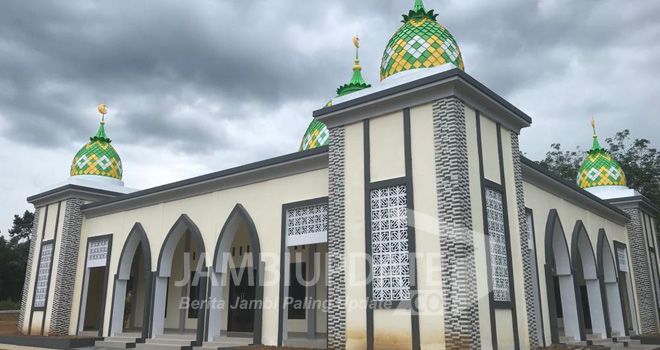 Proyek pembangunan Islamic Center di tiga kecamatan di teo saat ini di kebut oleh Dinas PUPR Tebo.



