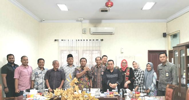 Komisi I DPRD Provinsi Jambi dan Biro Humas Dan Protokol Setda Provinsi Jambi seusai rapat dengar pendapat.
