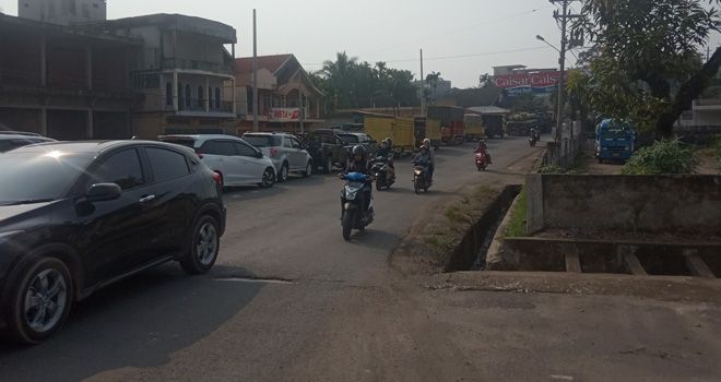 Terlihat kemacetan dari arah Mendalo-SImpang Rimbo (1/11) kemarin. Ini terjadi karena ada pembangunan jalan rigid beton pada sisi jalan oleh BPJN.