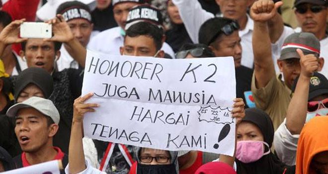 Massa Honorer K2 menggelar aksi damai di depan istana Merdeka, Jakarta, Selasa (30/10). Mereka menuntut agar diangkat jadi PNS. 