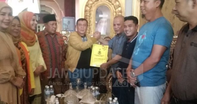 Tim yang digawangi Miftahul Ikhlas disambut Ketua DPW Berkarya Provinsi Jambi, Ambiar Usman beserta pengurus yang lain.