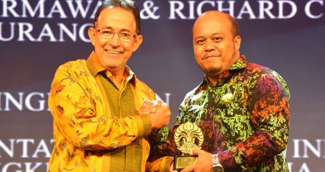 Wabup Tanjabtim Terima Anugerah UI Award dari Rektor Universitas Indonesia.