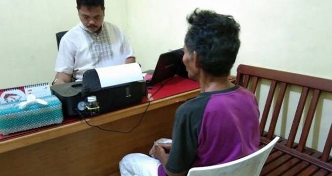 RJ, pelaku pencabulan bocah tetangganya saat menjalani pemeriksaan di Mapolsek Samarinda Ulu, Jumat (1/11) pagi.
