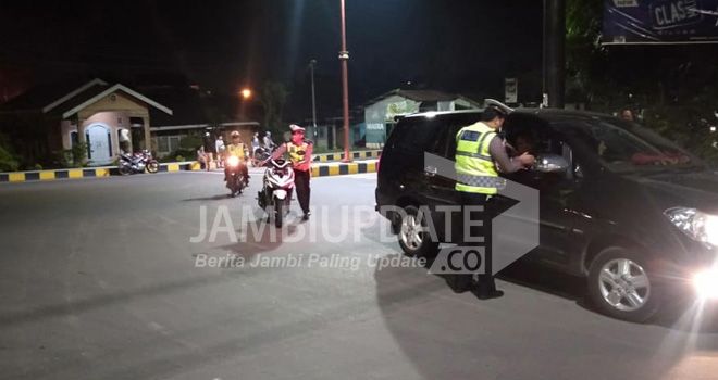 Satlantas Polresta Jambi melaksankan Operasi Zebra Siginjai Tahun 2019 di dikawasan Simpang Tiga Taman Rimba pada Sabtu malam (02/11).

