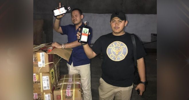 Puluhan botol Miras dan Rokok Illegal berhasil diamankan oleh Cukai Jambi bekerjasama dengan Resmob Ditreskrimum Polda Jambi.



