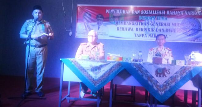 Wakil Bupati Sarolangun, H. Hillalatil Badri saat membuka acara sosialisasi anti narkoba yang diadakan Kesbangpol dengan melibatkan pelajar dan mahasiswa di aula SMK 4 Sarolangun, Senin (4/11)