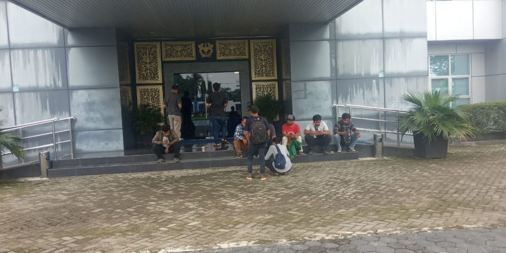 Konfirmasi Terkait Tangkapan Miras dan Rokok Illegal, Bea Cukai Minta Wartawan Menunggu.