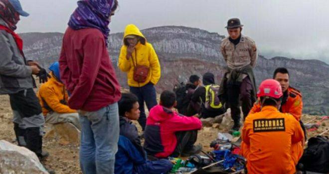Tim gabungan berupaya mengevakuasi dua jasad pendaki asal Jambi di Gunung Dempo Pagaralam.