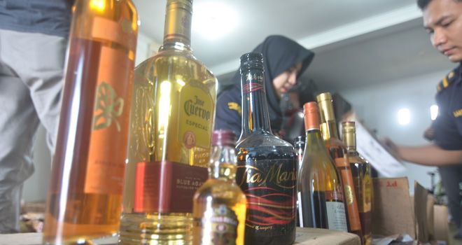 Miras dan Rokok Illegal Dari Luar yang diamankan Bea Cukai Jambi diduga berasal dari luar Indonesia.