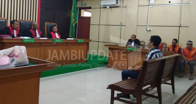 Terdakwa kasus penyeludupan sabu asal Aceh menjalani sidang di Pengadilan Negri Jambi dengan agenda mendengarkan keterangan saksi.

