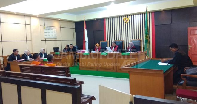 Dua terdakwa kasus penyelundupan benih lobster hanya bisa tertunduk dan terdiam saat JPU membacakan dakwaan atas mereka.