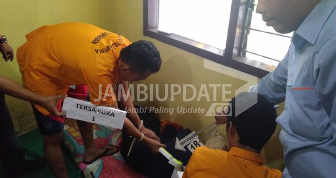 Tersangka terlihat memukul korban dengan palu saat memperagakan reka ulang pembunuhan Fikri (28) yang tewas membusuk dengan tiga tusukan dalam kamar kos.