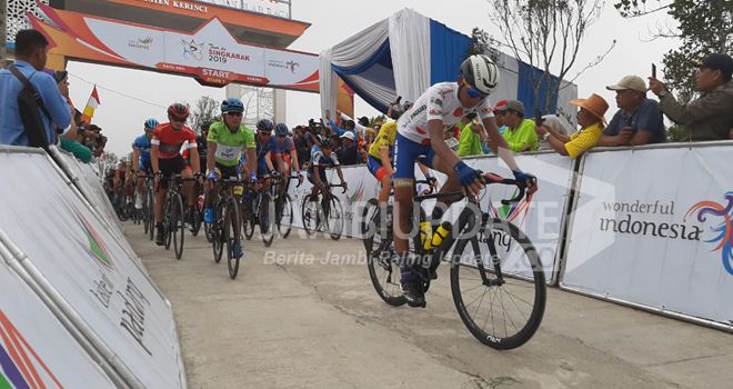 Tour de Singkarak (TdS) tahun 2019, etape 7, dengan rute dari air terjun Telun Berasap menuju Danau Kerinci, (08/11) .