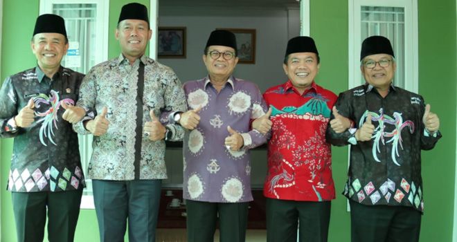 Para kepala daerah, Adirozal, Sukandar, Fachrori Umar, Al Haris dan Ami Taher saling berangkulan tangan jelang pelepasan peserta tour de Singkarak.