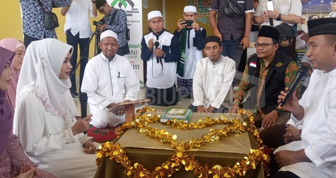 Putu Bianca Septiary Andayana, melafalkan dua kalimat syahadat, kerena Sebelumnya Wanita cantik yang akrab disapa Putu itu dipinang oleh sang kekasih yang beragama Islam bernama Yusuf.