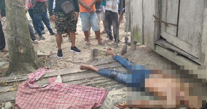 Irwansyah (24), warga RT 13, Desa Sungai Abang, Kecamatan VII Koto Kabupaten Tebo, tewas bersimbah darah dengan tubuh penuh luka tusuk.
